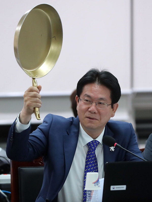 图2：STMBUY—韩国国会议员手拿绝地求生金平底锅